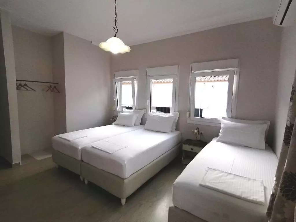 Deluxe Double room with partial sea view windows overview