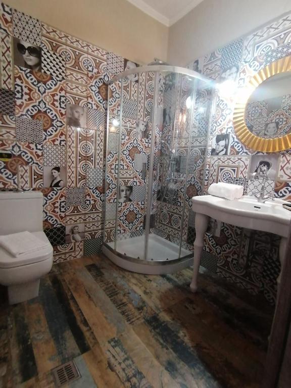 Deluxe Double Room with Side Sea View bathroom
